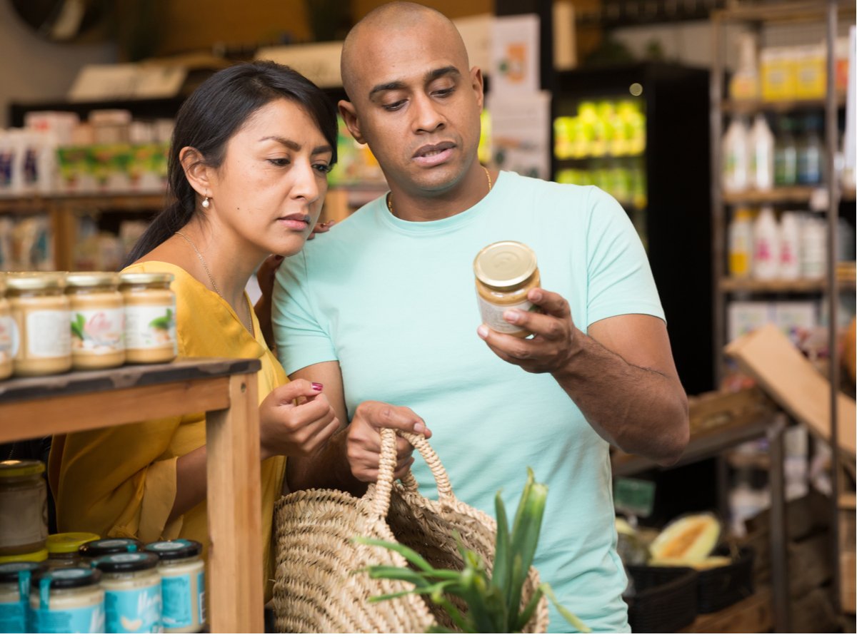 food-bev-interested-couple-reading-product